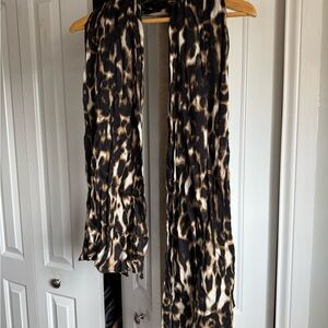 chic leopard print scarf, perfect for adding a stylish edge to any outfit.